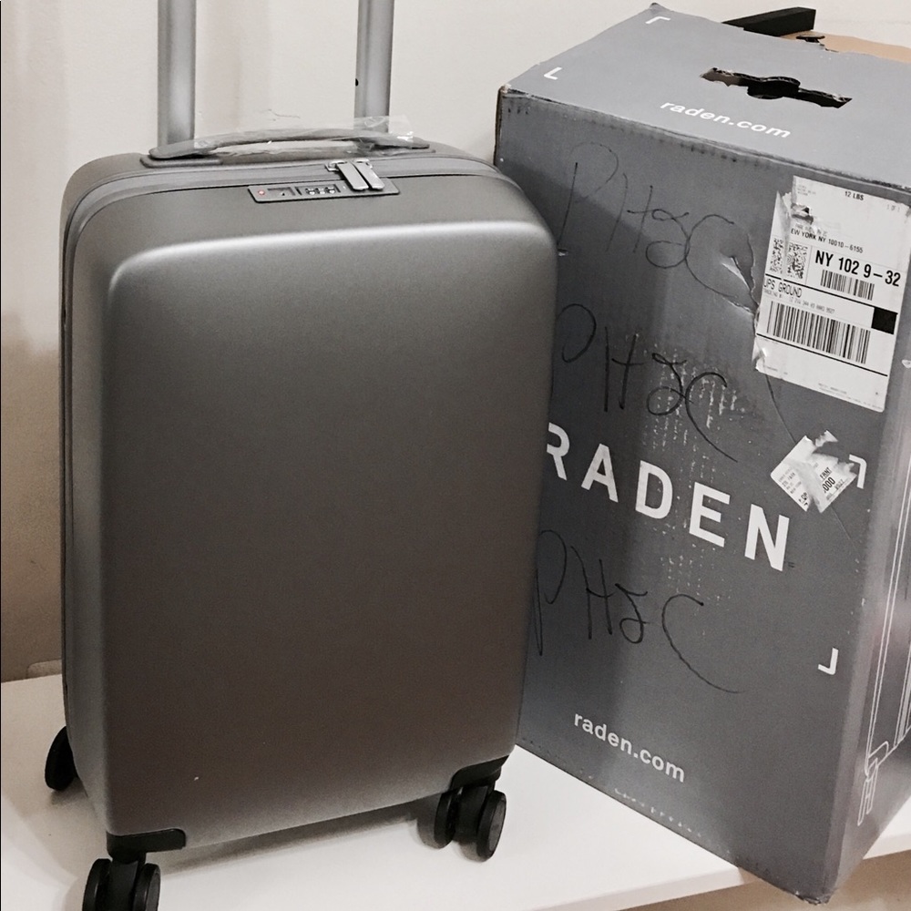 RADEN Smart Luggage Carry On